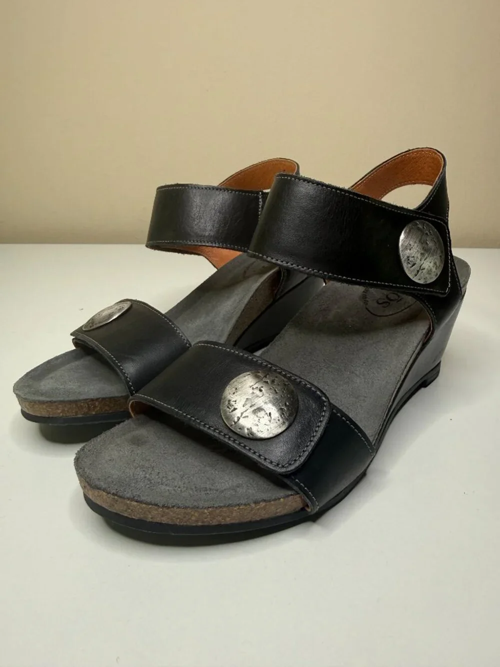 Taos Carousel 3 Wedge Sandal Womens 8-8.5 Black Leather Medallion Strap Open Toe